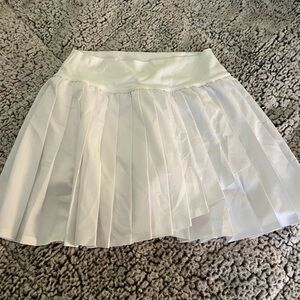 Aerie pleated white golf/pickleball skirt.  Women’s XS